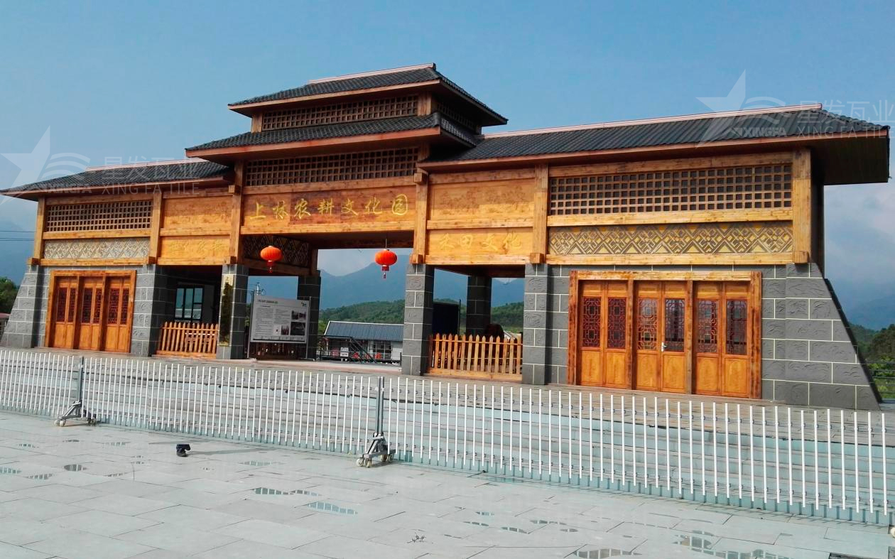 合成樹(shù)脂瓦為旅游景點(diǎn)增添了色彩與生機，集美觀(guān)與實(shí)用于一身！